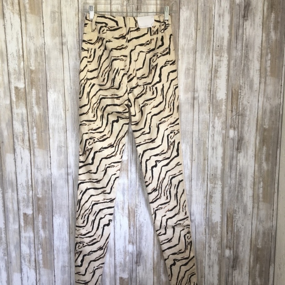 NWT WeWoreWhat Zebra Print Slit Hem Straight Leg Jeans Cream Black Size 26 - Picture 5 of 10